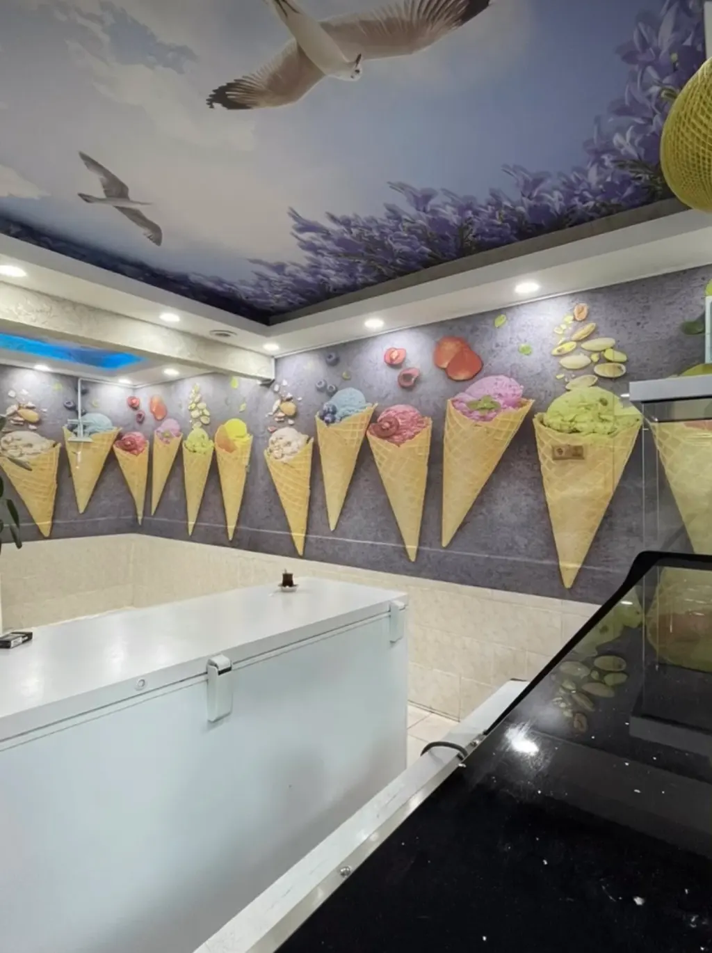 Modern salon için taş desenli duvar kağıdı uygulaması